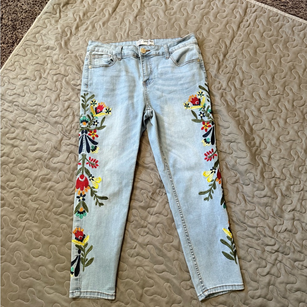 Floral Embroidered Light Blue Cropped Jeans